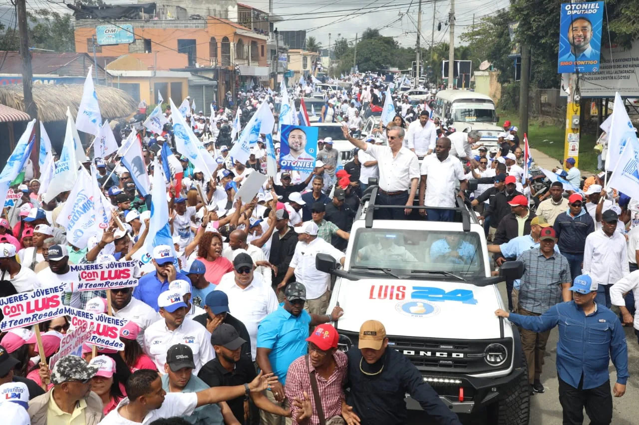 Abinader recorre Villa Altagracia, El Carril, Haina y San Cristóbal en multitudinarias caravanas 1