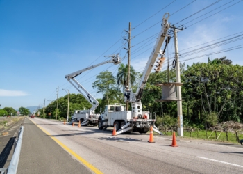 Brigadas eted durante trabajos de construccion 3. 5 km linea de transmision en bonao