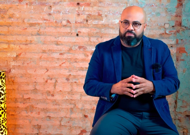 Edwin Alberto Martinez presidente de ASOMOEDO y vicepresidente latinoamericano de la Asociacion de Movilidad Electrica 1 scaled