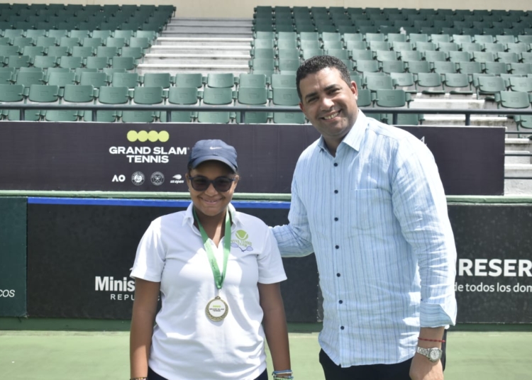 Marcoherrera beato presidente ejecutivo de viva premia a la dominicanadaniela macario. 1