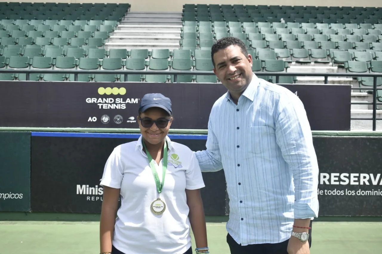Marcoherrera beato presidente ejecutivo de viva premia a la dominicanadaniela macario. 1