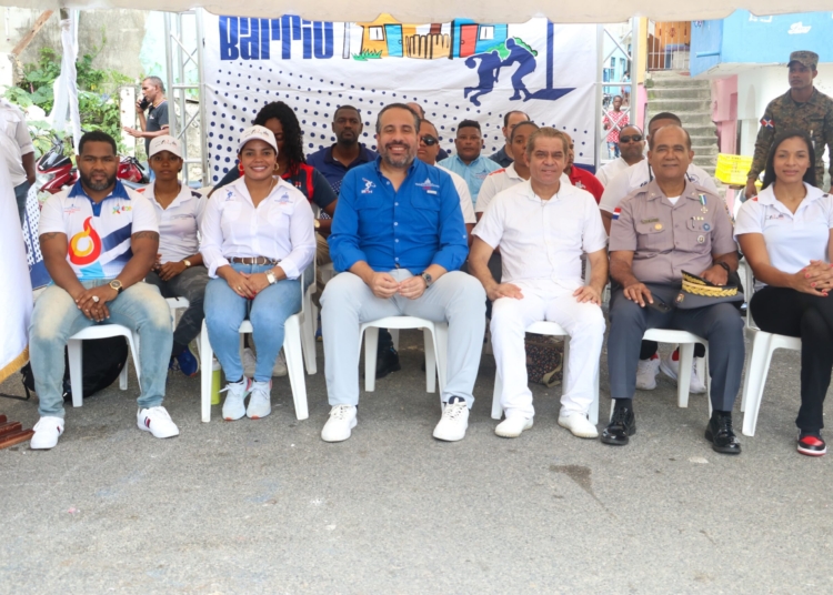 PIE DE FOTO 1 ALBERTO MOQUETE PADRE JOSELITO FELIX DIAZ MARIA GARCIA GINA MAMBRU scaled