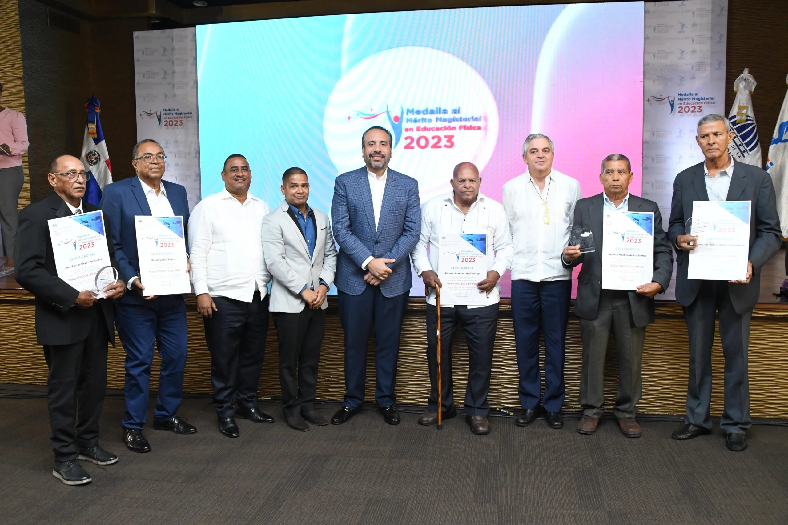 PIE DE FOTO 2 ALBERTO RODRIGUEZ Y MERITORIOS scaled