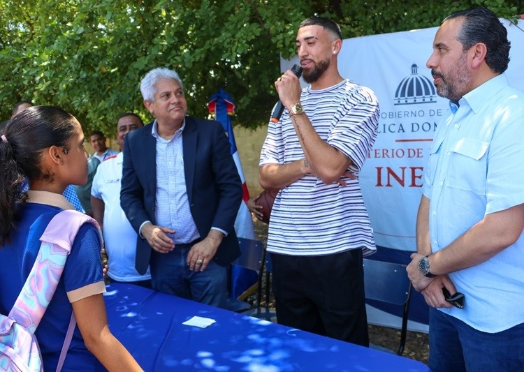 Pie de foto 3 el jugador nba chris duarte junto a alberto rodriguez mella en el liceo profesor