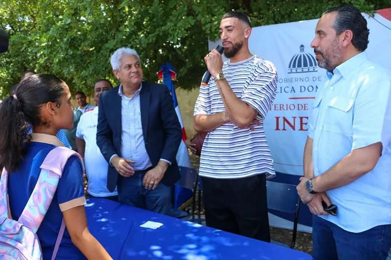 Pie de foto 3 el jugador nba chris duarte junto a alberto rodriguez mella en el liceo profesor