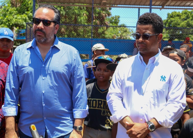 Pie de foto yankees inefi 3 alberto rodriguez mella director ejecutivo del inefi y joe lithgow de los yankes cuando hicieron entregan de equipos para mantenimiento del play