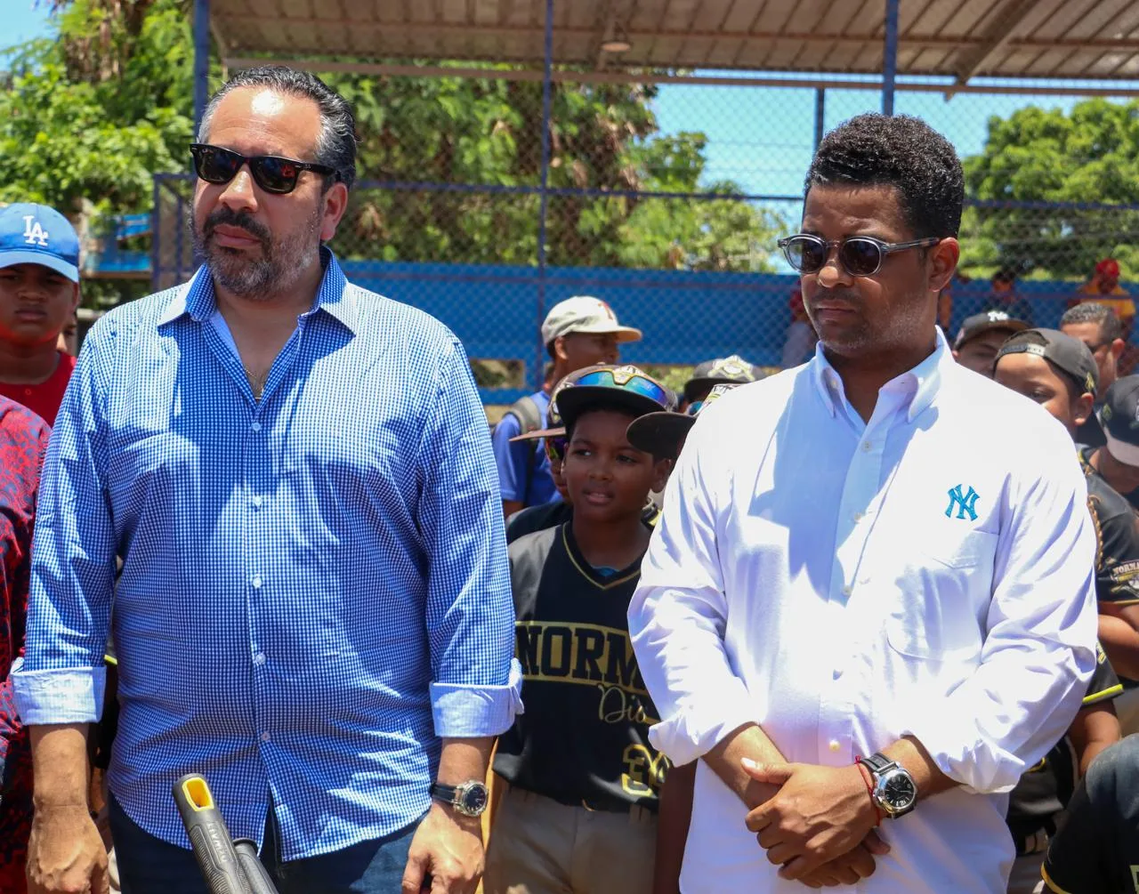 Pie de foto yankees inefi 3 alberto rodriguez mella director ejecutivo del inefi y joe lithgow de los yankes cuando hicieron entregan de equipos para mantenimiento del play