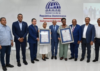 Senado reconoce a xiomara fortuna y a centro educativo