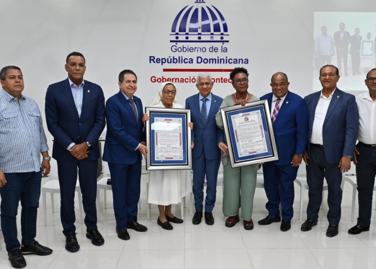 Senado reconoce a xiomara fortuna y a centro educativo