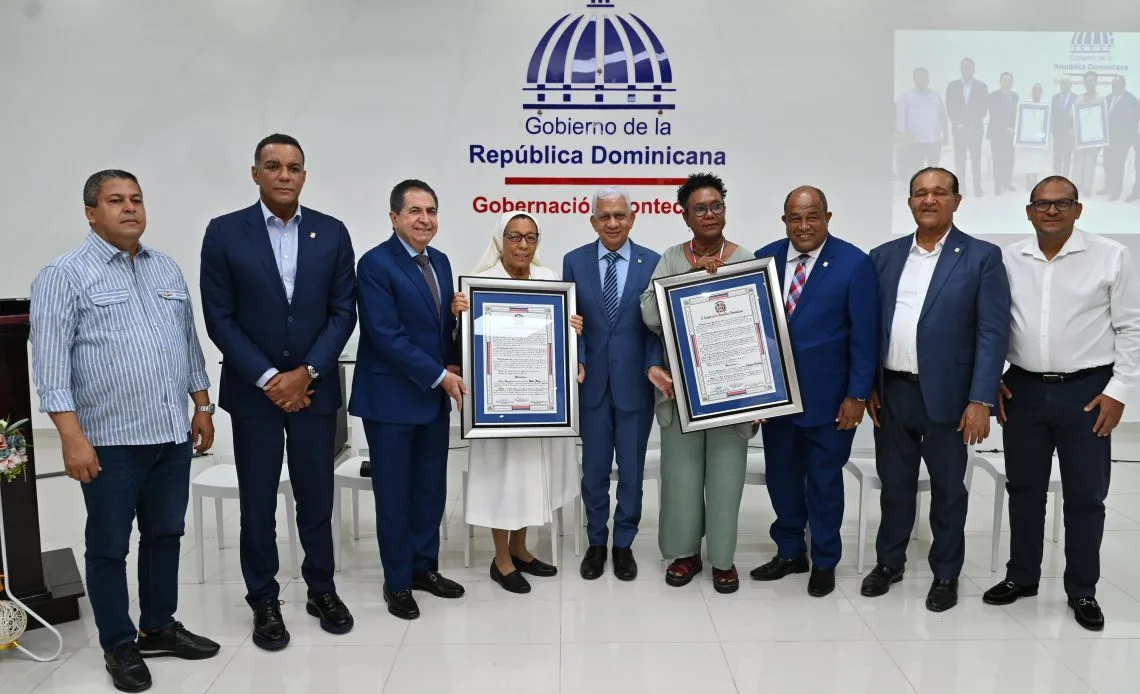 Senado reconoce a xiomara fortuna y a centro educativo