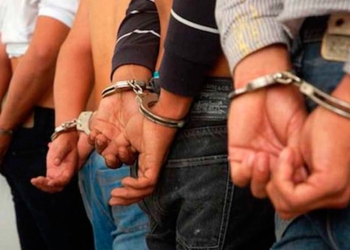 Detenidos esposados