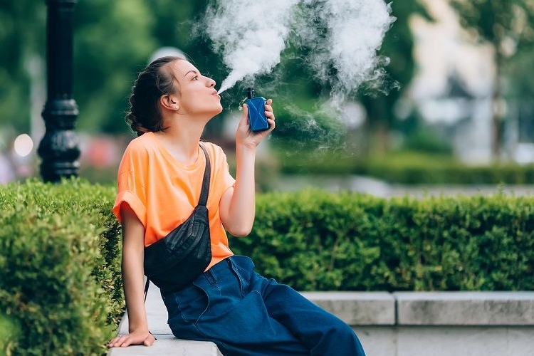 mujer joven vapeando