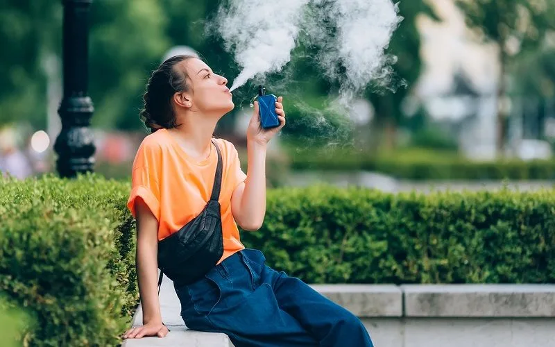 mujer joven vapeando