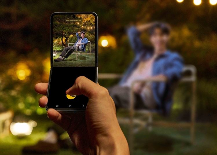 012 lifestyle galaxy zflip6 blue