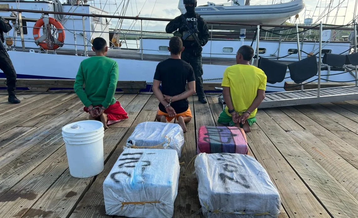 Agarran venezolanos en lancha 1140x694 1