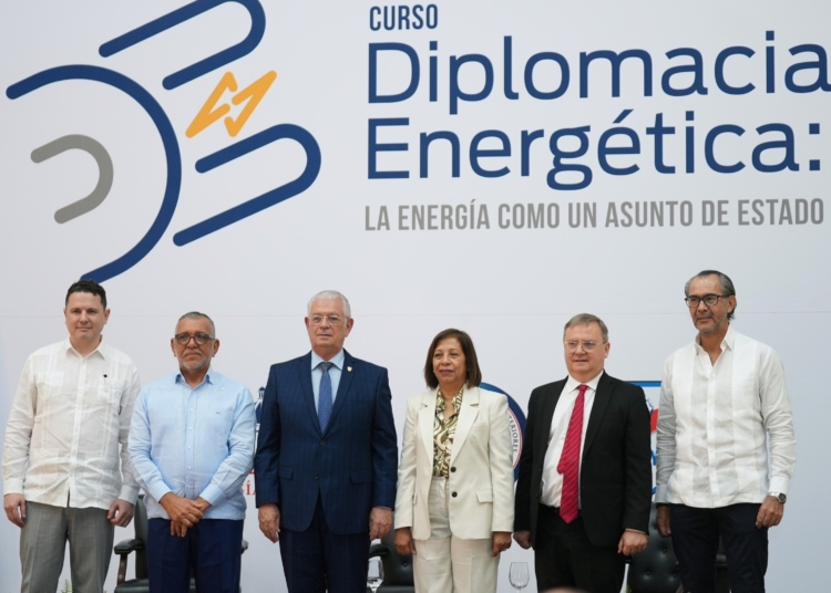 Alfredo kramarzviceministro rafael gomez embajador rector jose espallat embajadora vicerectora academicaconsultor carlos skerk y del bid hector baldivieso