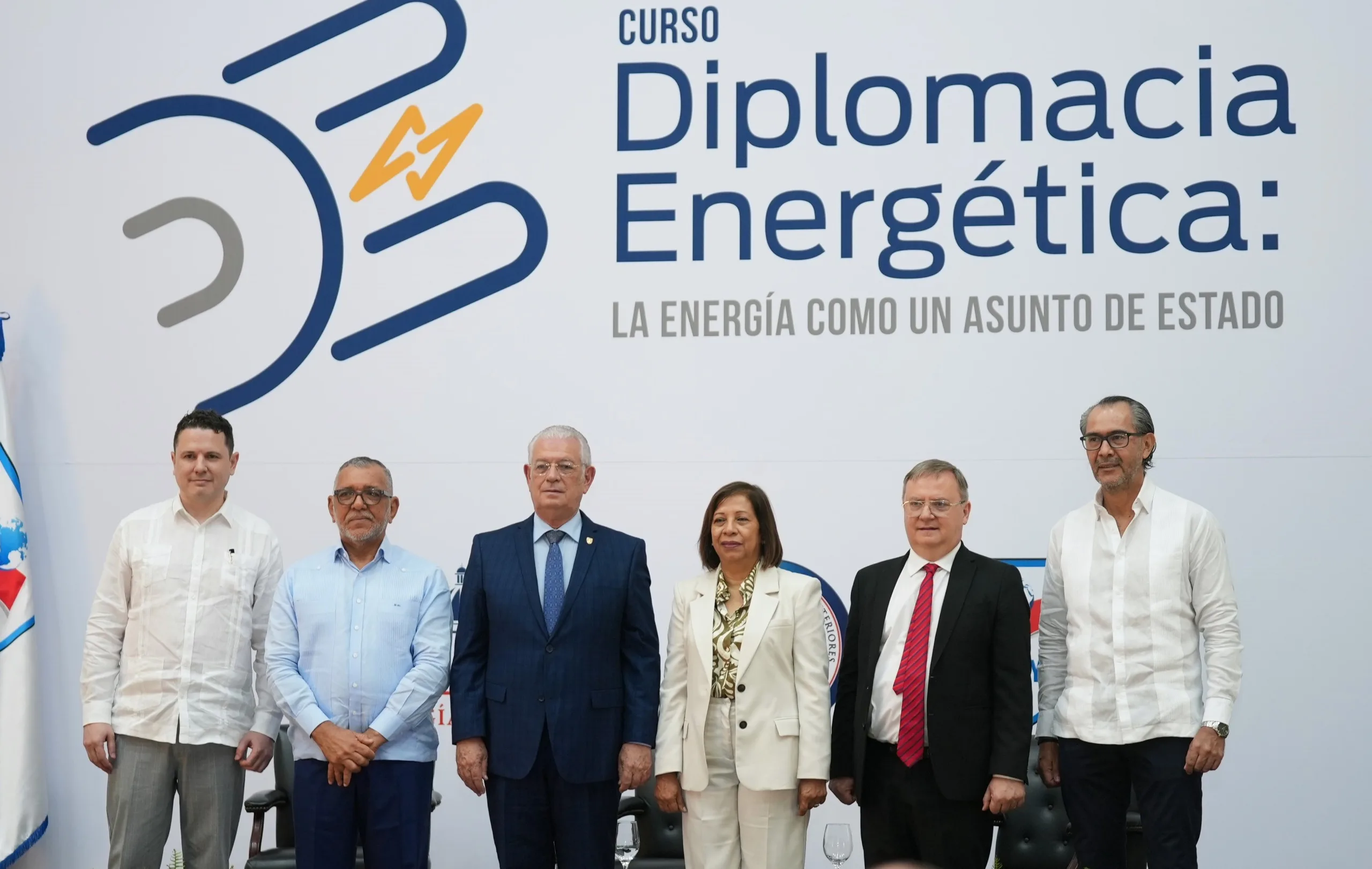 Alfredo kramarzviceministro rafael gomez embajador rector jose espallat embajadora vicerectora academicaconsultor carlos skerk y del bid hector baldivieso