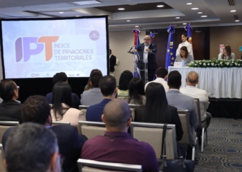 Durante el acto estuvo presente la directora general de superate gloria reyes la directora de expertise france emilie daniel garcia el director del siuben jeffrey lizardo