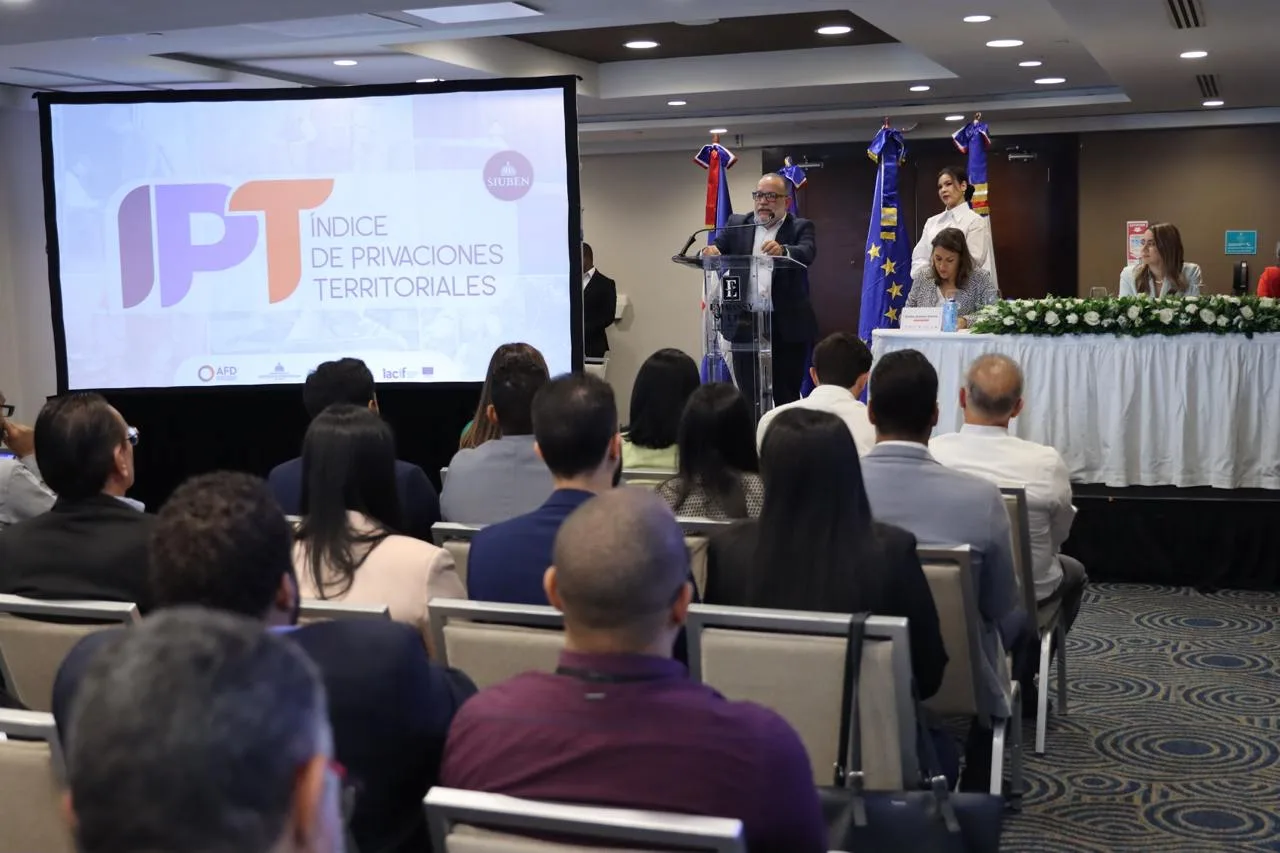 Durante el acto estuvo presente la directora general de superate gloria reyes la directora de expertise france emilie daniel garcia el director del siuben jeffrey lizardo