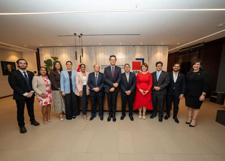 Ejecutivos de la aba y representantes del fmi participantes en la reunioin