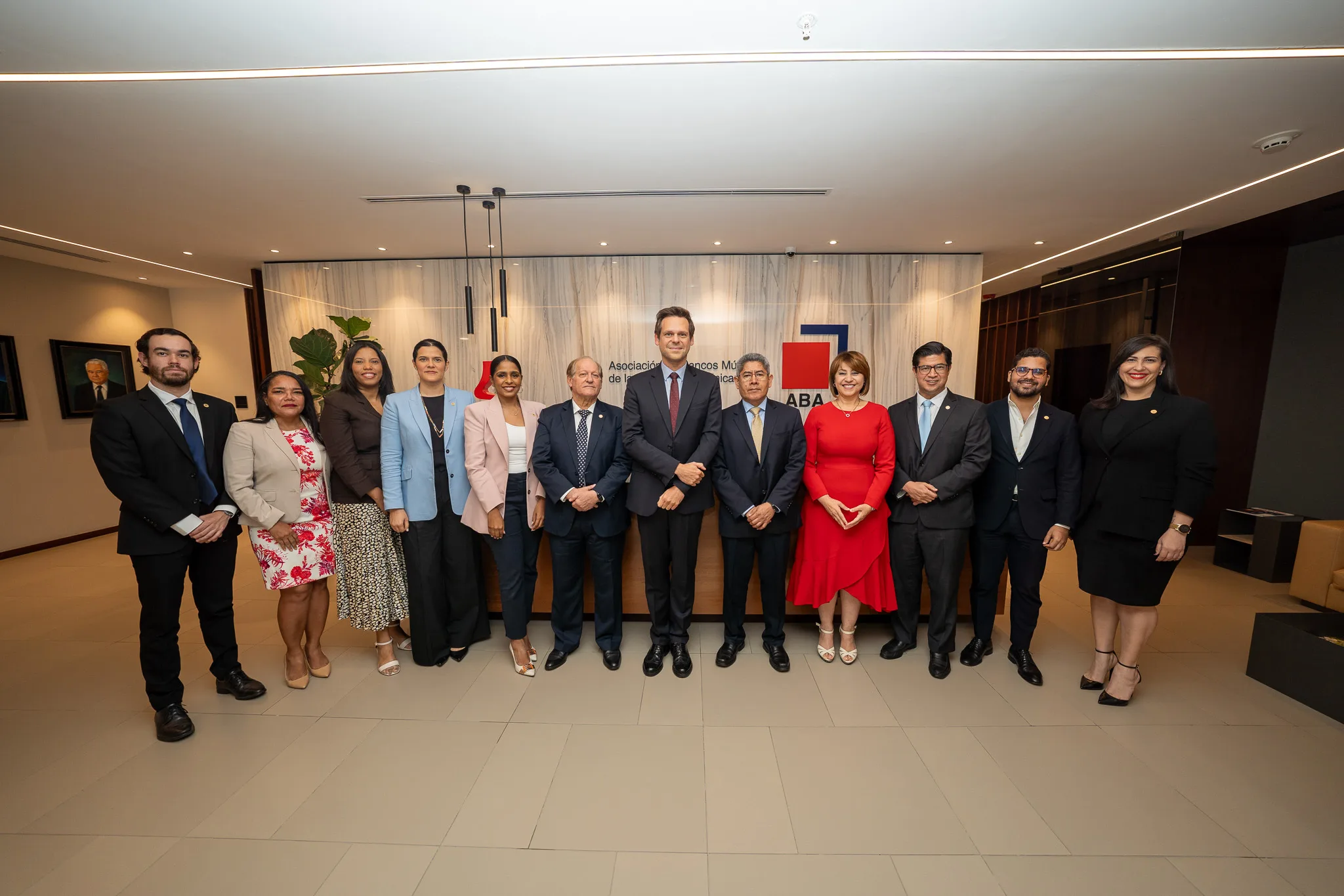 Ejecutivos de la aba y representantes del fmi participantes en la reunioin