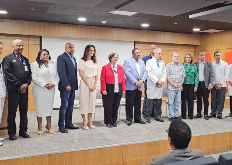 El dr. Edisson feliz feliz junto a directivos imahelps y directores hospitales