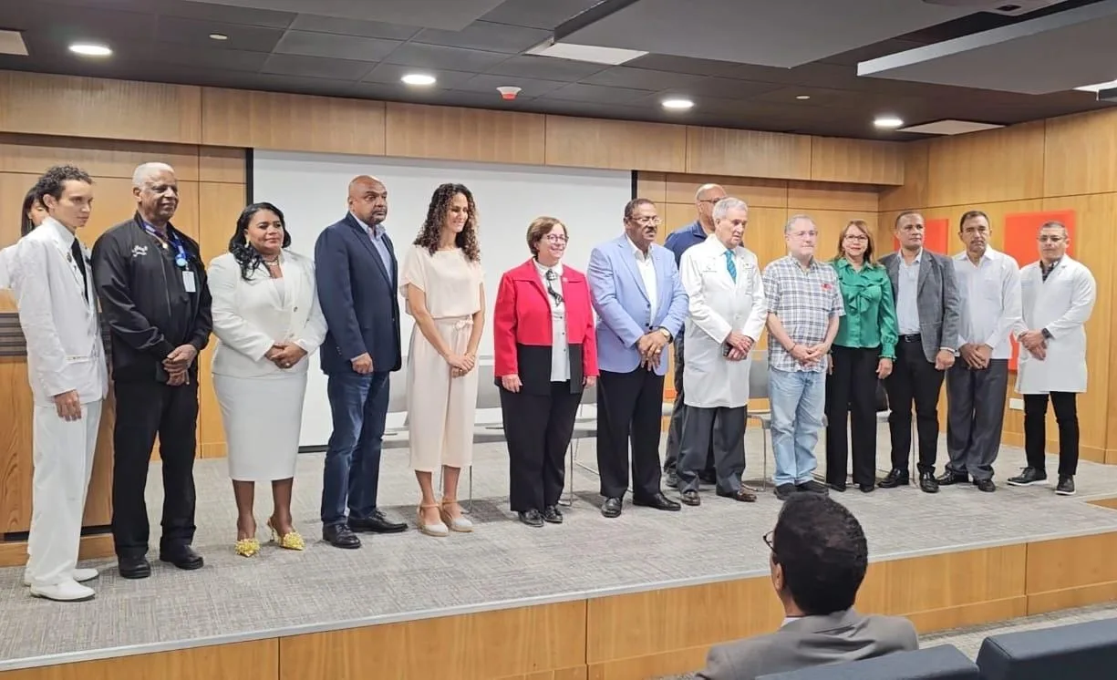 El dr. Edisson feliz feliz junto a directivos imahelps y directores hospitales