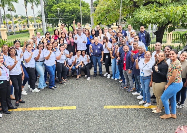 El director del SRSM Dr. EdissonFeliz Feliz posa con la estatuilla de Primer Lugar junto a colaboradores