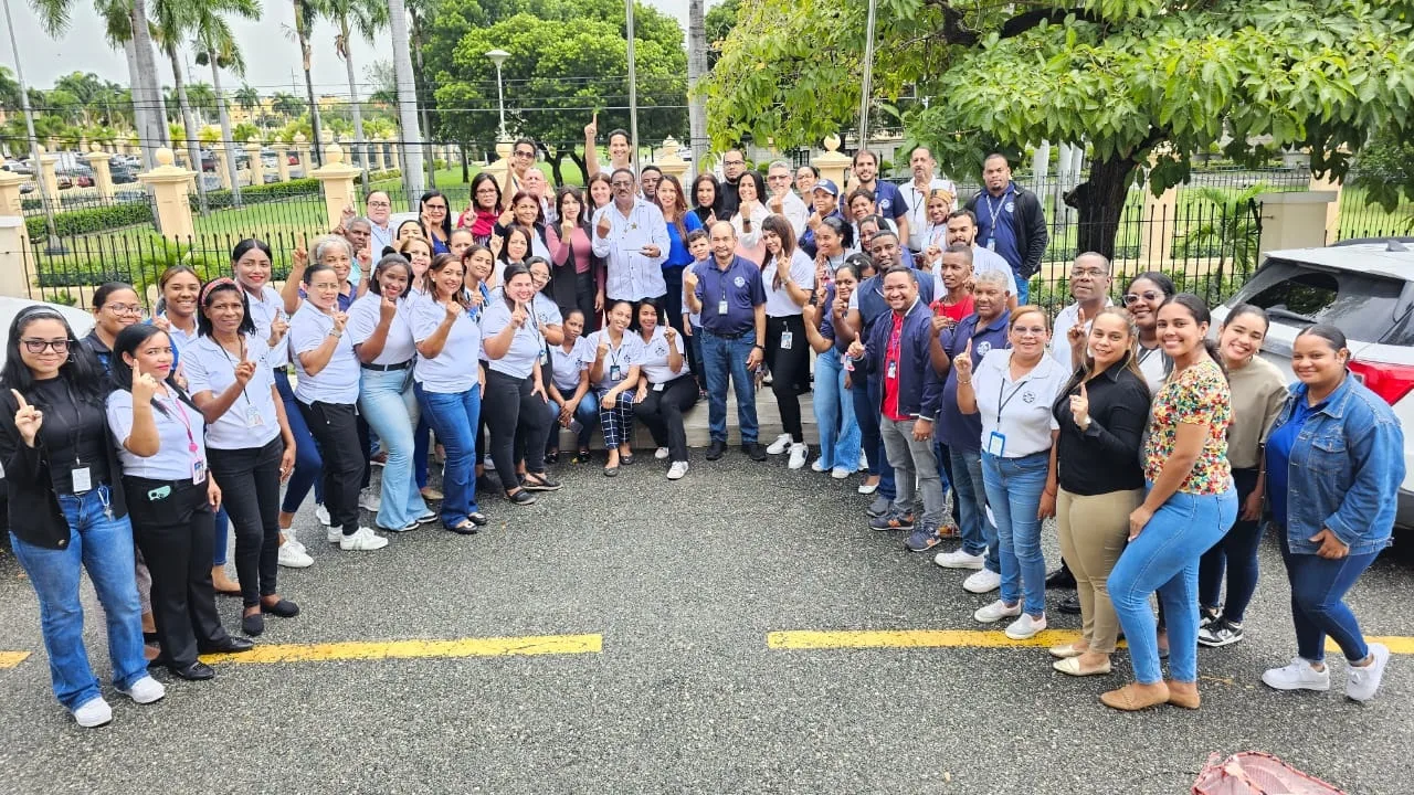 El director del SRSM Dr. EdissonFeliz Feliz posa con la estatuilla de Primer Lugar junto a colaboradores