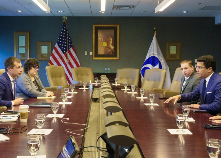 El ministro de Turismo David Collado y el director del IDAC Hector Porcella en reunion con el secretario de Transporte de Estados Unidos Peter Buttigieg