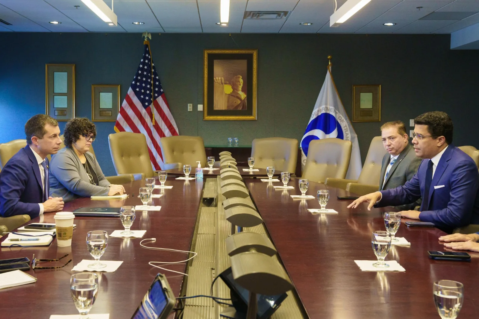 El ministro de Turismo David Collado y el director del IDAC Hector Porcella en reunion con el secretario de Transporte de Estados Unidos Peter Buttigieg