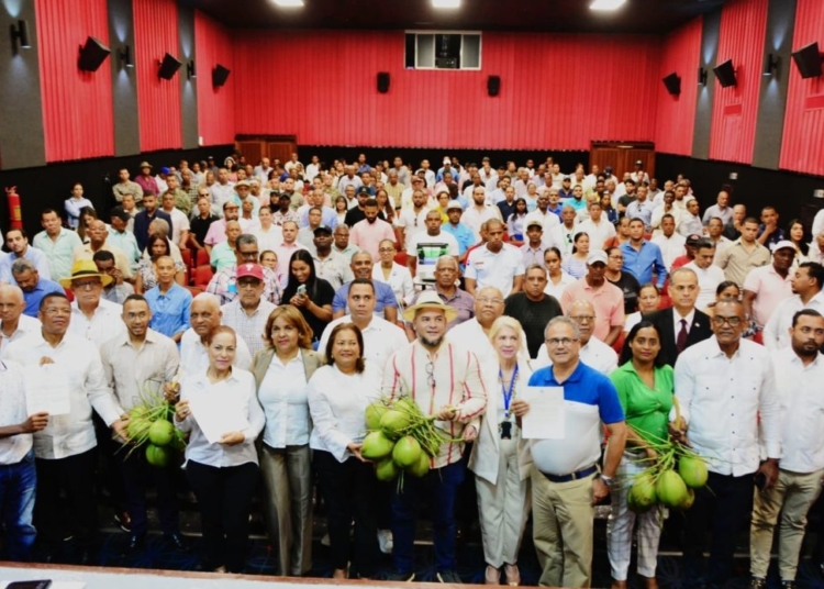 Feda entrega plantulas de coco a productore 1140x694 1