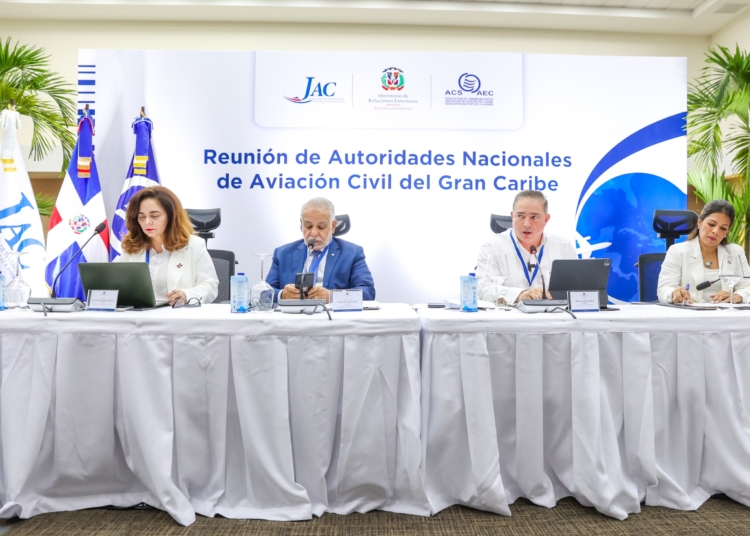 Hector Porcella junto a los organizadores del evento