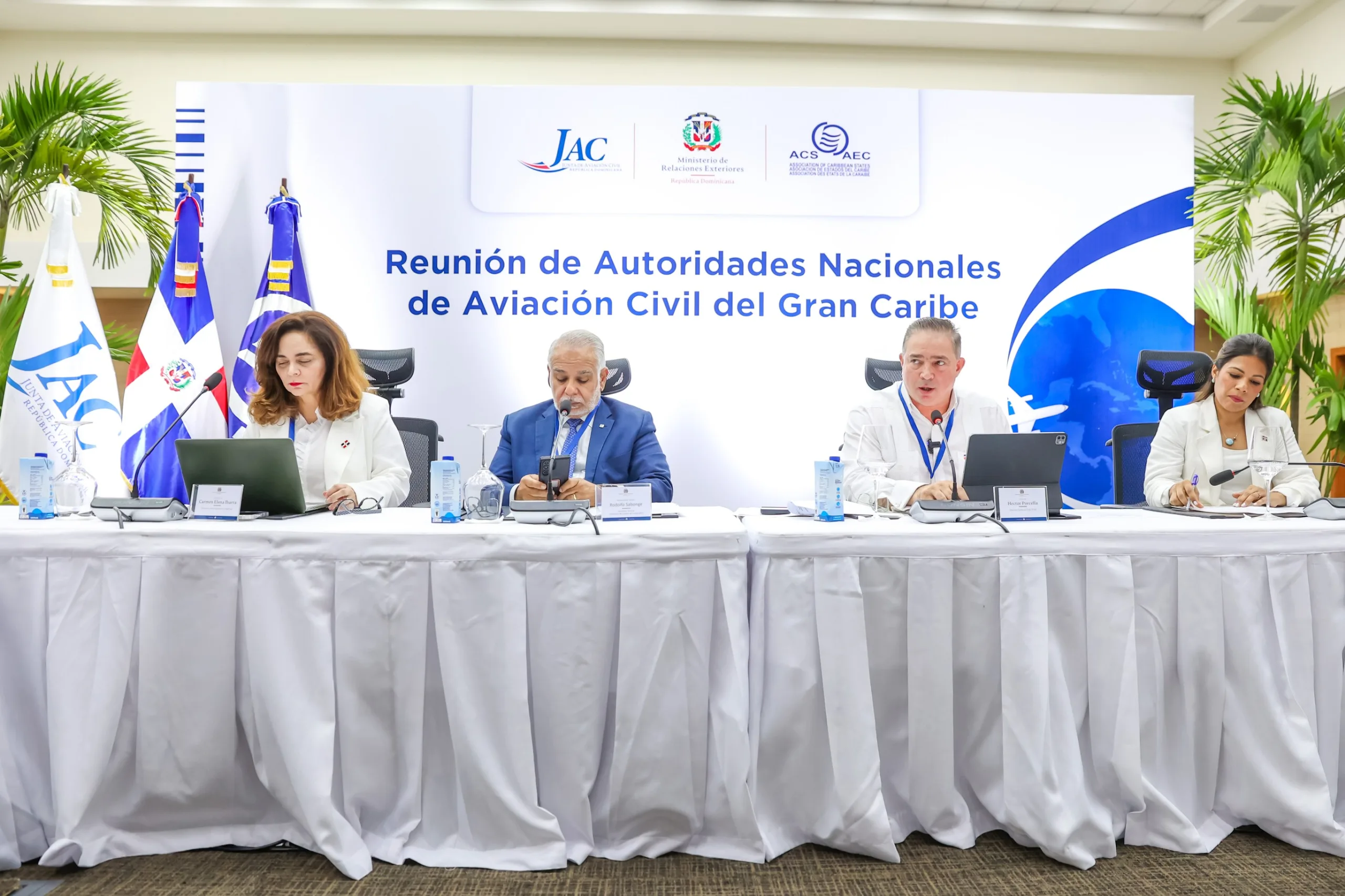 Hector Porcella junto a los organizadores del evento