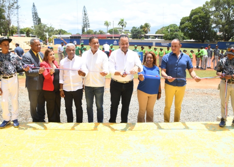 PIE DE FOTO 4 El director ejecutivo del INEFI Alberto Rodriguez Mella junto a varias autoridades de San Juan de la Maguana realiza el corte simbolico de la cinta para dejar inaugurado