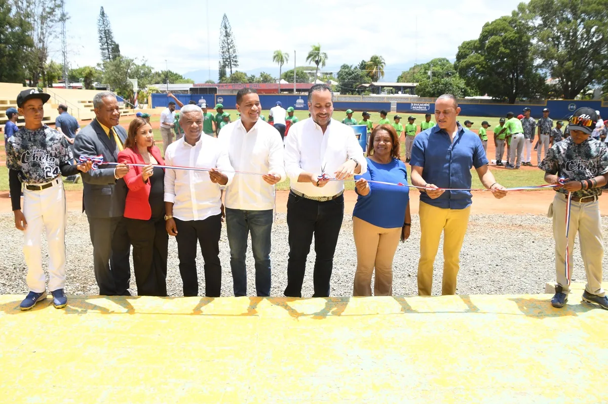 PIE DE FOTO 4 El director ejecutivo del INEFI Alberto Rodriguez Mella junto a varias autoridades de San Juan de la Maguana realiza el corte simbolico de la cinta para dejar inaugurado