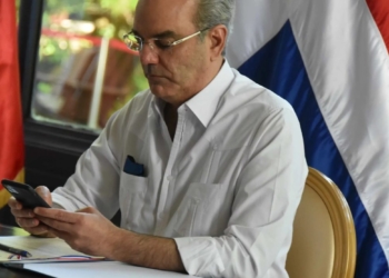 Presidente abinader usando su celular 1140x694 1