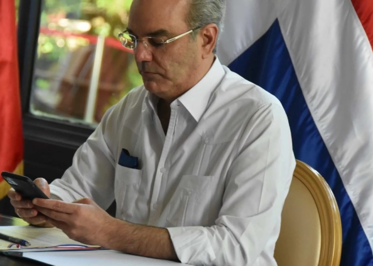 Presidente abinader usando su celular 1140x694 1