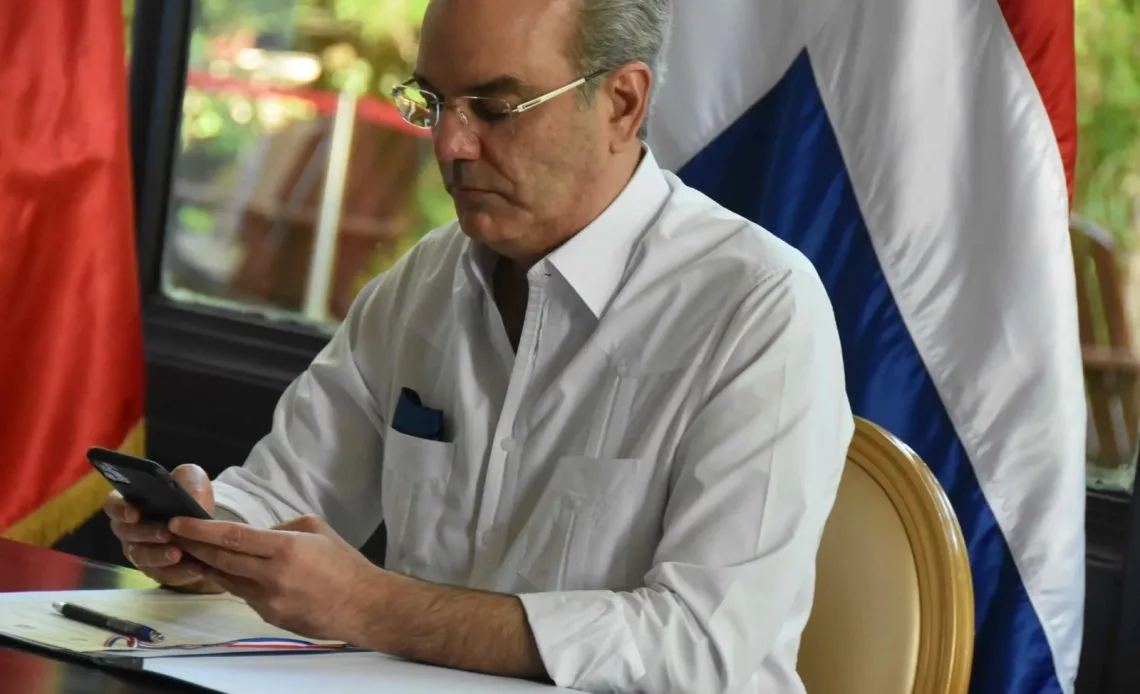 Presidente abinader usando su celular 1140x694 1