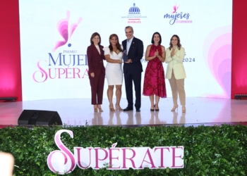 Pte. Luis abinader la vicepresidenta raquel pena la primera dama raquel arbaje y la directora de superate gloria reyes entregan estatuilla a superemprendedora galardonada