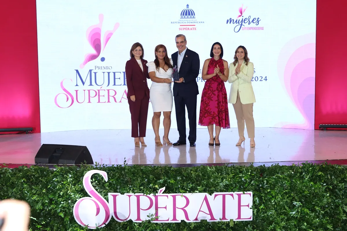 Pte. Luis abinader la vicepresidenta raquel pena la primera dama raquel arbaje y la directora de superate gloria reyes entregan estatuilla a superemprendedora galardonada