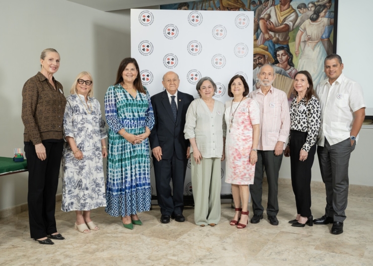 Sonia Villanueva de Brouwer y varios miembros de la Junta Directiva del Club de Bridge de Santo Domingo