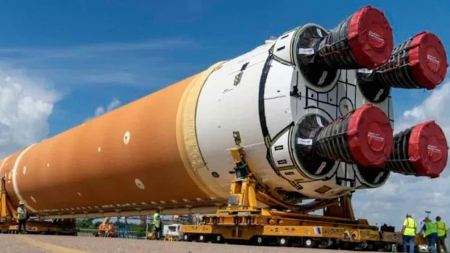 cohete de nasa que se usara en mision a la luna sale de fabrica  1 focus 0 0 896 504