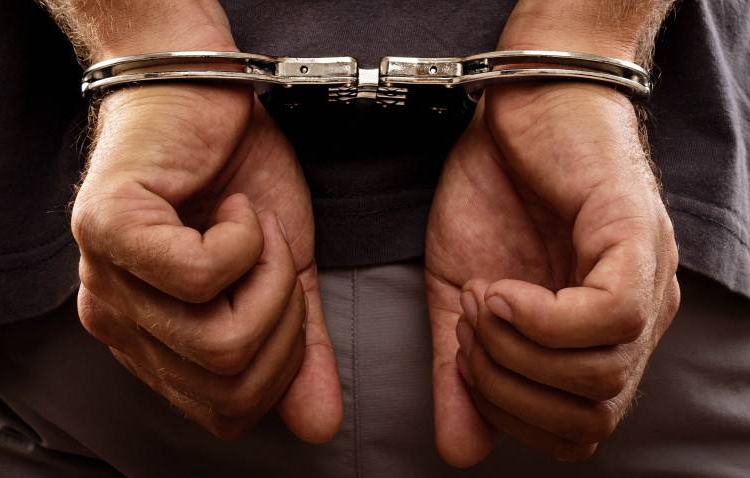 Main arresto generica esposas shutterstock 135865661