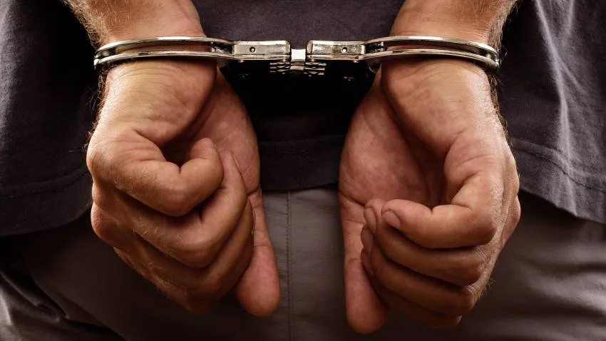 Main arresto generica esposas shutterstock 135865661