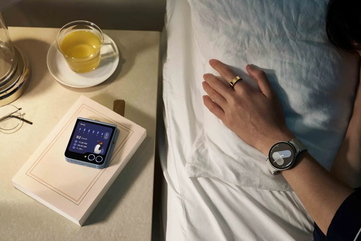 004 lifestyle galaxy zflip6 blue watch7 silver ring titaniumgold