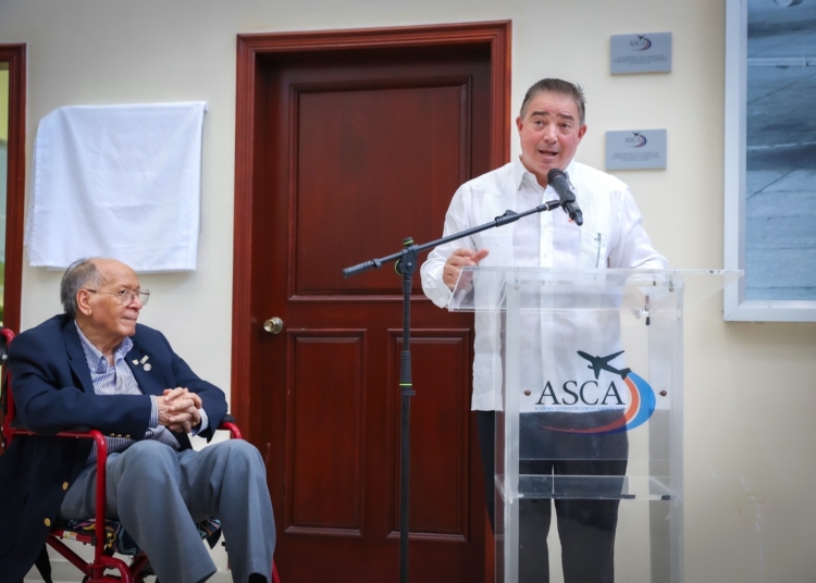 1 hector porcella director general del idac rinde homenaje al piloto y comunicador franklin polanco