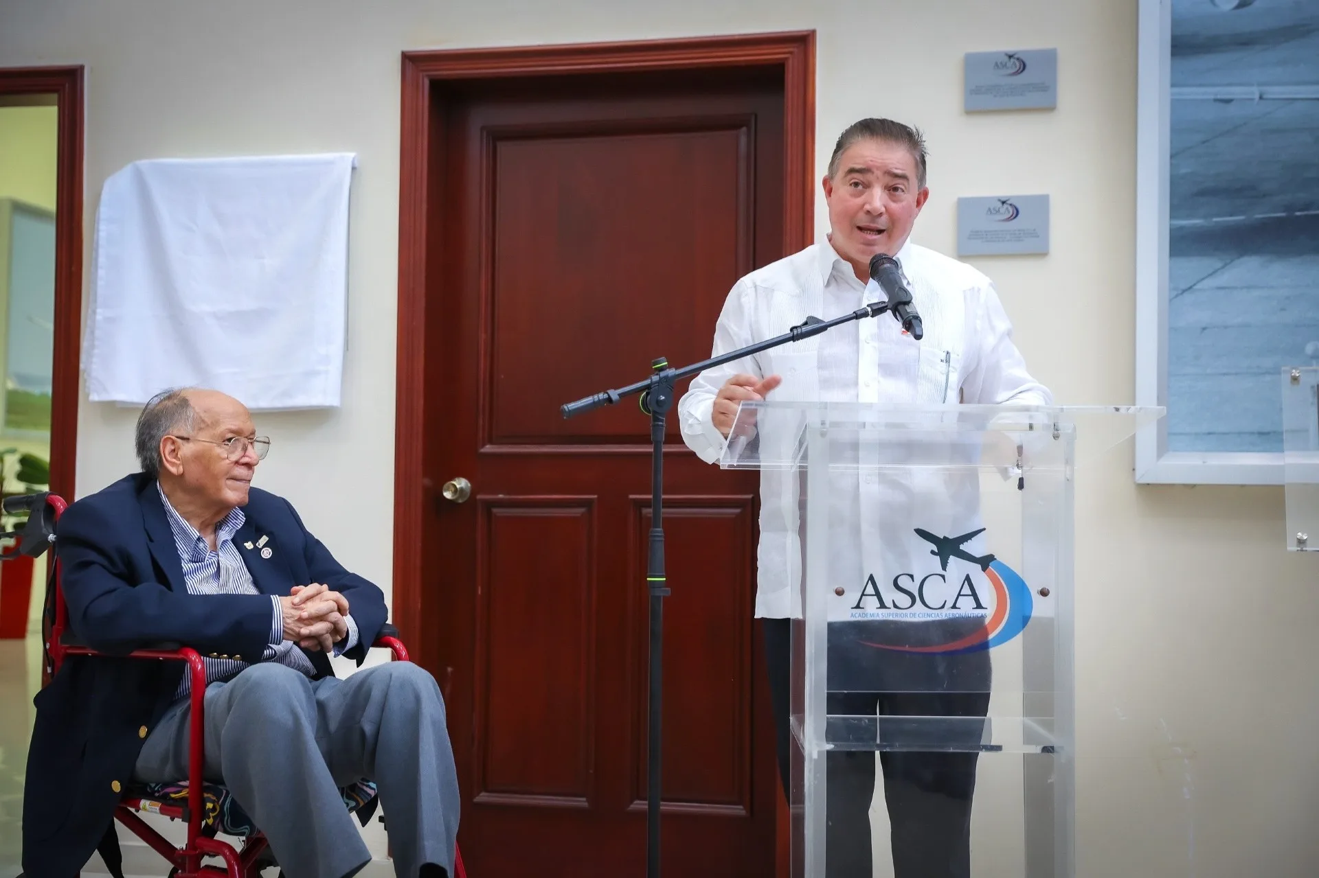 1 hector porcella director general del idac rinde homenaje al piloto y comunicador franklin polanco