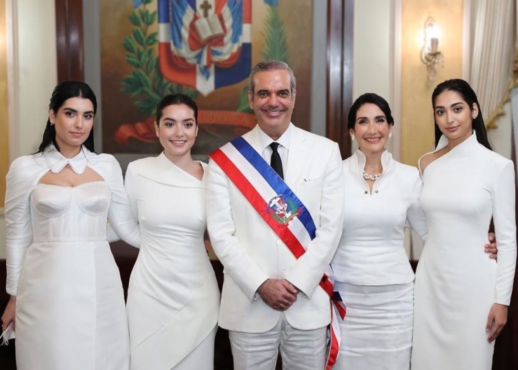 Abinader y sus tres hijas 1024x694 1