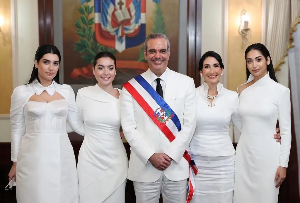 Abinader y sus tres hijas 1024x694 1